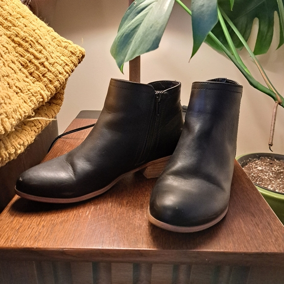 Denver Hayes Ankle Boots - Picture 2 of 7